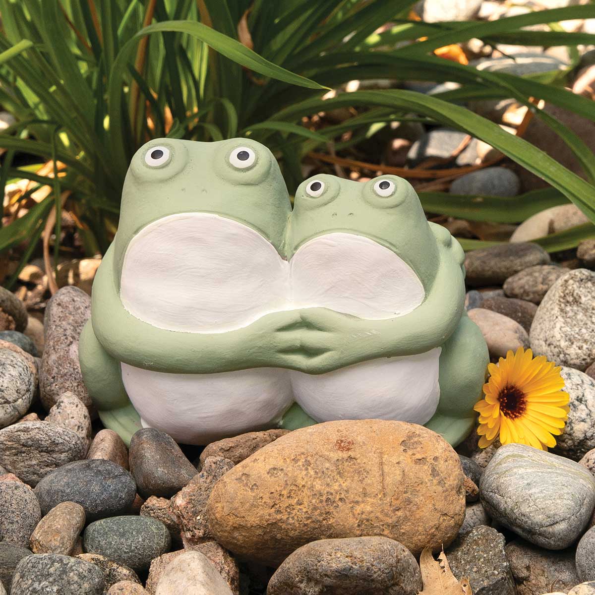 HUGGING FROGS 5.75IN X 3.25IN X 4.25IN GREEN/WHITE CONCRETE