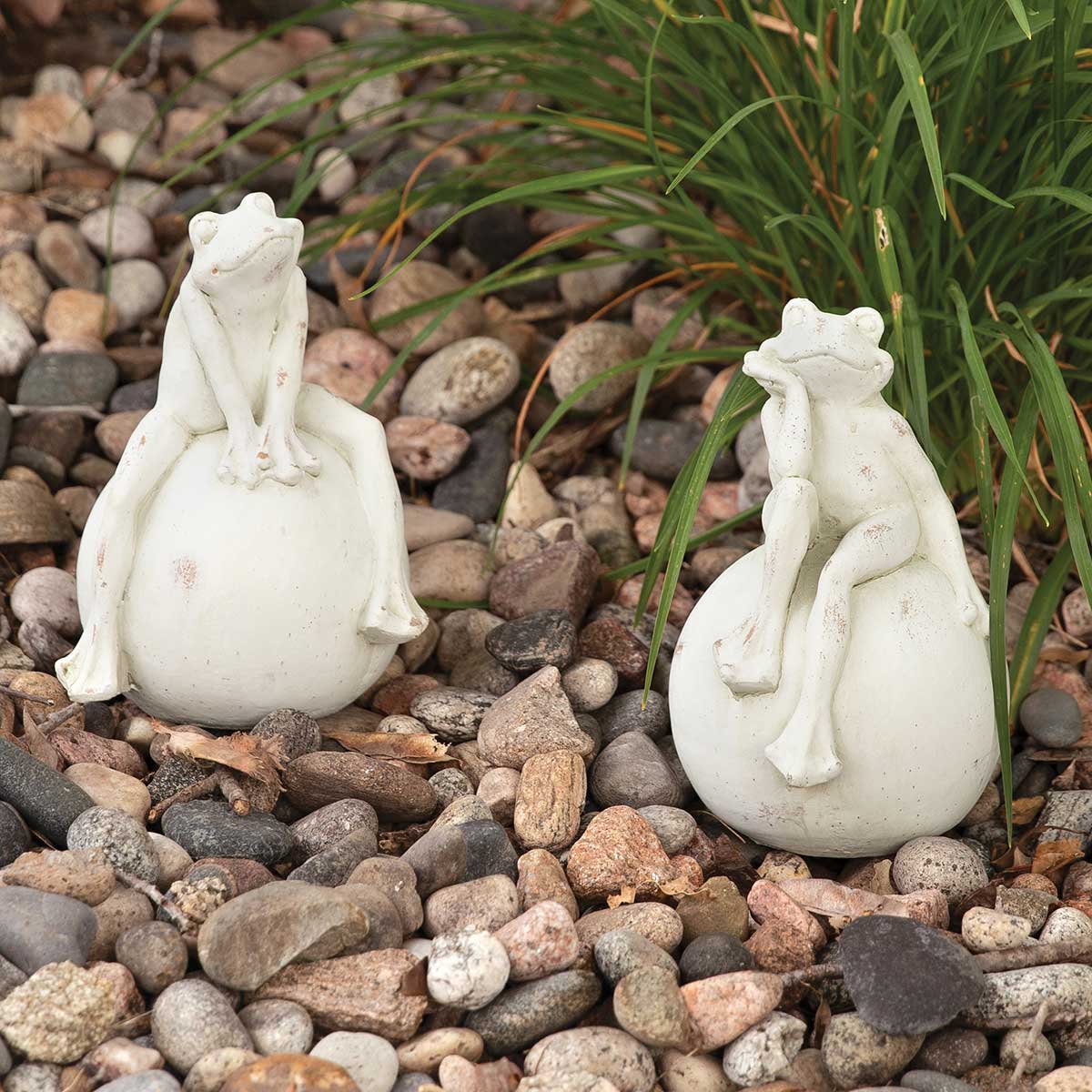 FROG ON BALL 5.5IN X 5IN X 7.5IN WHITE WASH CONCRETE