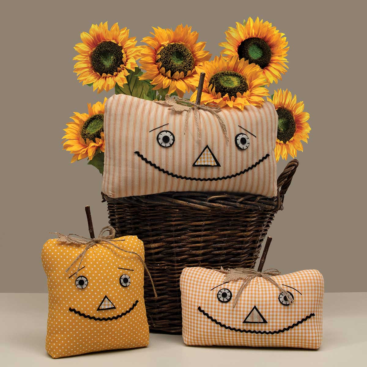 PILLOW PUMPKIN FACE SQUARE 7IN X 3.5IN X 7IN MUSTARD/WHITE - Click Image to Close
