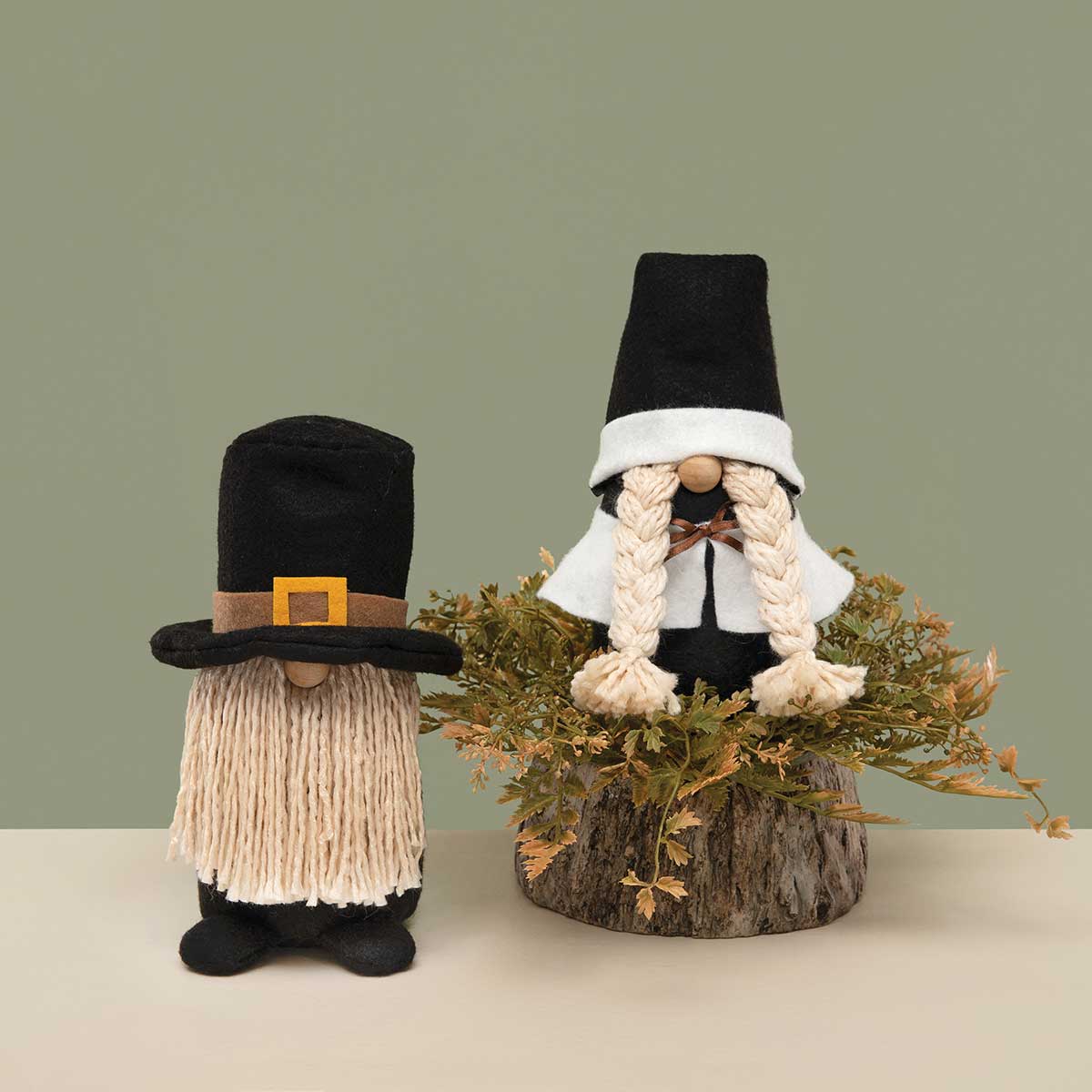 b50 GNOME PILGRIM 2 ASSORTED LARGE 4INX8.5IN BLACK/WHITE BOY/GIR - Click Image to Close