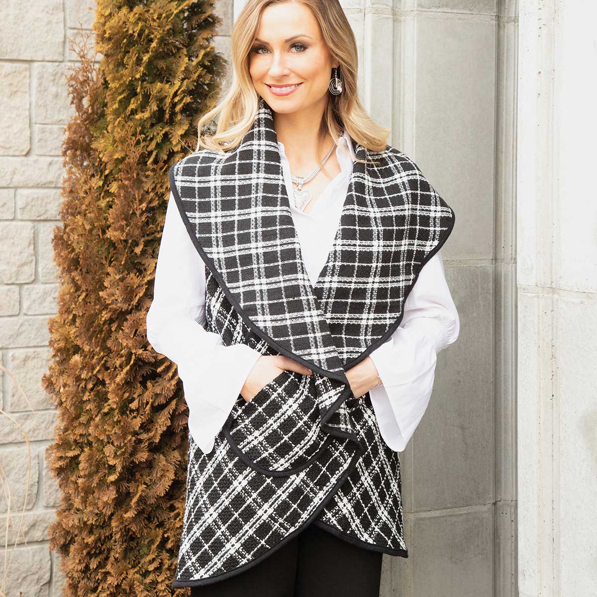 b50 CAPE PLAID BLACK/WHITE 45IN X 38IN ONE SIZE FITS MOST TWILL - Click Image to Close
