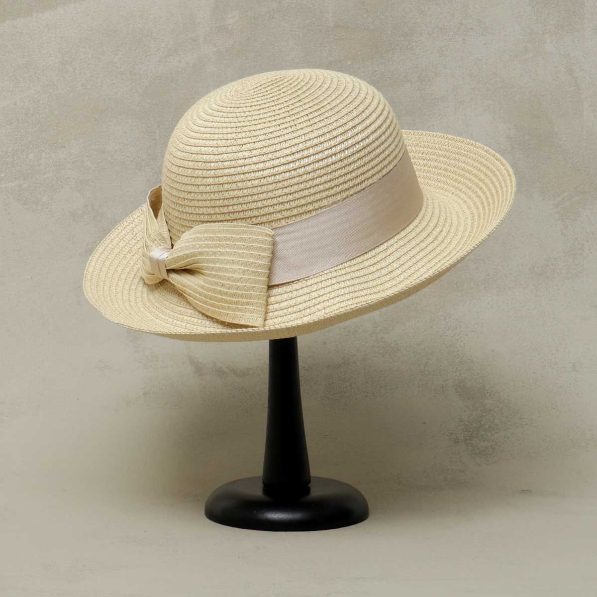 Beige Derby Day Hat with Bow 50sp